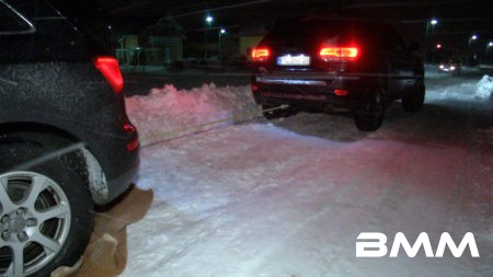 20170104_Schneesturm-über-Sachsen-Verkehrsbehinderungen SN / b. Kesselsdorf In den frühen Morgenstunden erreichte das Sturmtief "Axel" mit seinen kräftigen Niederschlägen und starken Windböen auch Sachsen. Im Raum Wilsdruff-Kesselsdorf sorgte das Unwetter für zahlreiche Schneeverwehungen viele Verkehrsbehinderungen. Viele LKW's aber auch PKW's blieben in den Schneewehen stecken und müssen auf starke Hilfe und den Winterdienst warten, um wieder wegzukommen. Quelle: nd@tv24news-dd