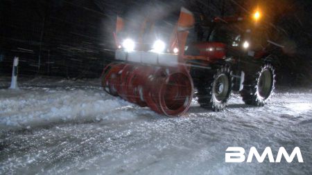 20170104_Schneesturm-über-Sachsen-Verkehrsbehinderungen SN / b. Kesselsdorf In den frühen Morgenstunden erreichte das Sturmtief "Axel" mit seinen kräftigen Niederschlägen und starken Windböen auch Sachsen. Im Raum Wilsdruff-Kesselsdorf sorgte das Unwetter für zahlreiche Schneeverwehungen viele Verkehrsbehinderungen. Viele LKW's aber auch PKW's blieben in den Schneewehen stecken und müssen auf starke Hilfe und den Winterdienst warten, um wieder wegzukommen. Quelle: nd@tv24news-dd