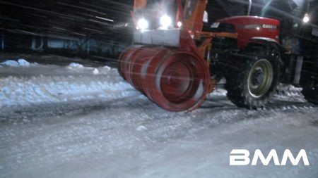 20170104_Schneesturm-über-Sachsen-Verkehrsbehinderungen SN / b. Kesselsdorf In den frühen Morgenstunden erreichte das Sturmtief "Axel" mit seinen kräftigen Niederschlägen und starken Windböen auch Sachsen. Im Raum Wilsdruff-Kesselsdorf sorgte das Unwetter für zahlreiche Schneeverwehungen viele Verkehrsbehinderungen. Viele LKW's aber auch PKW's blieben in den Schneewehen stecken und müssen auf starke Hilfe und den Winterdienst warten, um wieder wegzukommen. Quelle: nd@tv24news-dd