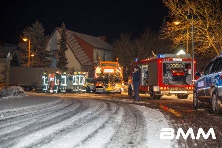 Zschornau(Ortsteil von Kamenz) Winterdienstfahrzeug verunfallt