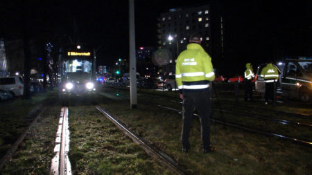 SN / Dresden leichtsinn endet tragisch - 2 Jungen rennen hinter Straßenbahn über Gleistrasse - einer wird von Gegenbahn erfasst und schwerst verletzt Ein gefährlicher Leichtsinn endete am späten DO-Abend auf der St. Petersburger Strasse tragisch. Nach ersten erkenntnissen waollten 2 Jungen (ca. 8-9 Jahre) abseits eines regulären Übergangs die Gleistrasse der Straßenbahn überqueren. Dabei wäre der nächste reguläre Übergang nur 50m weiter gewesen... Unmittel hinter einer stadteinwärts fahrenden Bahn liefen sie wohl über die Gleise, als genau in diesem Momnent die Gegenbahn kam. Diese erfasste einen der beiden Jungen und schleuderte ihn zur Seite. Schwerstverletzt blieb er auf der Gleistrasse liegen - durch Schreie des 2. Jungen alarmierte Passanten riefen den Rettungsdienst und kümmerten sich um den  am Boden liegenden Jungen. Die Retter und die Polizei waren schnell vor Ort und der schwerstverletzte Junge wurde nach kurzer Erstbehandlung umgehend in die UNI-Klinik Dresden gebracht. Zur genauen Unfallursache ermitteln nun Polizei, Unfallforschung und das Dispatcher-Notfallteam der DVB. Der Strab-Verkehr war für etwa eine Stunde gestört; der Fahrer der Unfallbahn wurde durch einen Kollegen abgelöst. **