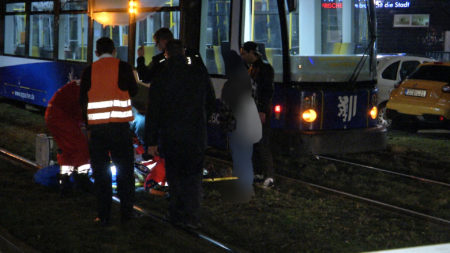 SN / Dresden leichtsinn endet tragisch - 2 Jungen rennen hinter Straßenbahn über Gleistrasse - einer wird von Gegenbahn erfasst und schwerst verletzt Ein gefährlicher Leichtsinn endete am späten DO-Abend auf der St. Petersburger Strasse tragisch. Nach ersten erkenntnissen waollten 2 Jungen (ca. 8-9 Jahre) abseits eines regulären Übergangs die Gleistrasse der Straßenbahn überqueren. Dabei wäre der nächste reguläre Übergang nur 50m weiter gewesen... Unmittel hinter einer stadteinwärts fahrenden Bahn liefen sie wohl über die Gleise, als genau in diesem Momnent die Gegenbahn kam. Diese erfasste einen der beiden Jungen und schleuderte ihn zur Seite. Schwerstverletzt blieb er auf der Gleistrasse liegen - durch Schreie des 2. Jungen alarmierte Passanten riefen den Rettungsdienst und kümmerten sich um den  am Boden liegenden Jungen. Die Retter und die Polizei waren schnell vor Ort und der schwerstverletzte Junge wurde nach kurzer Erstbehandlung umgehend in die UNI-Klinik Dresden gebracht. Zur genauen Unfallursache ermitteln nun Polizei, Unfallforschung und das Dispatcher-Notfallteam der DVB. Der Strab-Verkehr war für etwa eine Stunde gestört; der Fahrer der Unfallbahn wurde durch einen Kollegen abgelöst. **