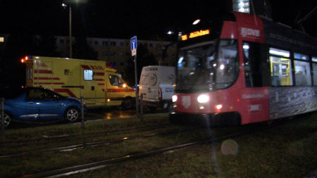 SN / Dresden leichtsinn endet tragisch - 2 Jungen rennen hinter Straßenbahn über Gleistrasse - einer wird von Gegenbahn erfasst und schwerst verletzt Ein gefährlicher Leichtsinn endete am späten DO-Abend auf der St. Petersburger Strasse tragisch. Nach ersten erkenntnissen waollten 2 Jungen (ca. 8-9 Jahre) abseits eines regulären Übergangs die Gleistrasse der Straßenbahn überqueren. Dabei wäre der nächste reguläre Übergang nur 50m weiter gewesen... Unmittel hinter einer stadteinwärts fahrenden Bahn liefen sie wohl über die Gleise, als genau in diesem Momnent die Gegenbahn kam. Diese erfasste einen der beiden Jungen und schleuderte ihn zur Seite. Schwerstverletzt blieb er auf der Gleistrasse liegen - durch Schreie des 2. Jungen alarmierte Passanten riefen den Rettungsdienst und kümmerten sich um den  am Boden liegenden Jungen. Die Retter und die Polizei waren schnell vor Ort und der schwerstverletzte Junge wurde nach kurzer Erstbehandlung umgehend in die UNI-Klinik Dresden gebracht. Zur genauen Unfallursache ermitteln nun Polizei, Unfallforschung und das Dispatcher-Notfallteam der DVB. Der Strab-Verkehr war für etwa eine Stunde gestört; der Fahrer der Unfallbahn wurde durch einen Kollegen abgelöst. **