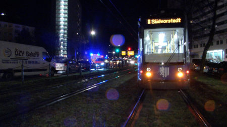 SN / Dresden leichtsinn endet tragisch - 2 Jungen rennen hinter Straßenbahn über Gleistrasse - einer wird von Gegenbahn erfasst und schwerst verletzt Ein gefährlicher Leichtsinn endete am späten DO-Abend auf der St. Petersburger Strasse tragisch. Nach ersten erkenntnissen waollten 2 Jungen (ca. 8-9 Jahre) abseits eines regulären Übergangs die Gleistrasse der Straßenbahn überqueren. Dabei wäre der nächste reguläre Übergang nur 50m weiter gewesen... Unmittel hinter einer stadteinwärts fahrenden Bahn liefen sie wohl über die Gleise, als genau in diesem Momnent die Gegenbahn kam. Diese erfasste einen der beiden Jungen und schleuderte ihn zur Seite. Schwerstverletzt blieb er auf der Gleistrasse liegen - durch Schreie des 2. Jungen alarmierte Passanten riefen den Rettungsdienst und kümmerten sich um den  am Boden liegenden Jungen. Die Retter und die Polizei waren schnell vor Ort und der schwerstverletzte Junge wurde nach kurzer Erstbehandlung umgehend in die UNI-Klinik Dresden gebracht. Zur genauen Unfallursache ermitteln nun Polizei, Unfallforschung und das Dispatcher-Notfallteam der DVB. Der Strab-Verkehr war für etwa eine Stunde gestört; der Fahrer der Unfallbahn wurde durch einen Kollegen abgelöst. **