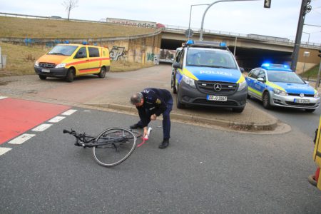 20170227-Dresden-FotoTino Plunert - Heute Morgen gegen 9.15 Uhr kam es an der AS Neustadt/ Kötzschenbrodaer Str. zu einem schweren Vku mit einem Radfahrer und einem Skoda Octavia. Der Biker fuhr entgegengesetzt der Fahrtrichtung in Richtung Radebeul. Der Skoda Fahrer hielt an der Sichtlinie der Ausfahrt AS Neustadt, schaute nach links, als er los fuhr stieß er mit dem Biker zusammen. Dabei verletzte sich der Biker schwer, er kam in ein Krankenhaus. Noch während der Unfallaufnahme stellt die Polizei mehrere Ordnungswidrigkeiten bei Radfahrern fest, die ebenfalls entgegengesetzt der Fahrtrichtung mit dem Bike unterwegs waren. Die Beamten beließen es bei einer mündlichen, aber strengen Verwarnung. Zur Zeit der Unfallaufnahme war die Abfahrt der AS Neustadt vorrübergehend gesperrt.