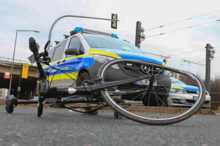 20170227-Dresden-FotoTino Plunert - Heute Morgen gegen 9.15 Uhr kam es an der AS Neustadt/ Kötzschenbrodaer Str. zu einem schweren Vku mit einem Radfahrer und einem Skoda Octavia. Der Biker fuhr entgegengesetzt der Fahrtrichtung in Richtung Radebeul. Der Skoda Fahrer hielt an der Sichtlinie der Ausfahrt AS Neustadt, schaute nach links, als er los fuhr stieß er mit dem Biker zusammen. Dabei verletzte sich der Biker schwer, er kam in ein Krankenhaus. Noch während der Unfallaufnahme stellt die Polizei mehrere Ordnungswidrigkeiten bei Radfahrern fest, die ebenfalls entgegengesetzt der Fahrtrichtung mit dem Bike unterwegs waren. Die Beamten beließen es bei einer mündlichen, aber strengen Verwarnung. Zur Zeit der Unfallaufnahme war die Abfahrt der AS Neustadt vorrübergehend gesperrt.