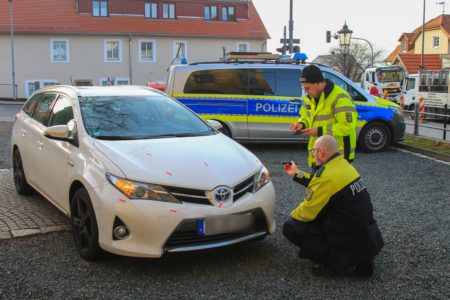 Dresden-20170303-Foto Tino Plunert- Heute Morgen gegen 7.10 Uhr wurden ein neunjähriges Mädchen und ein elfjähriger Junge auf der Pillnitzer Landstraße/Staffelsteinstraße Dresden-Niederpoyritz) von einem Auto erfasst und dabei verletzt. Ein Toyota (Fahrer 37) befuhr die Pillnitzer Landstraße und wollte nach links auf die Staffelsteinstraße abbiegen. Dabei erfasste der Wagen die Kinder, die gemeinsam die Staffelsteinstraße im Bereich der Fußgängerampel überquerten. Die beiden erlitten Verletzungen und wurden zur weiteren Untersuchung in ein Krankenhaus gebracht. Der Dresdner Verkehrsunfalldienst hat die Ermittlungen aufgenommen.