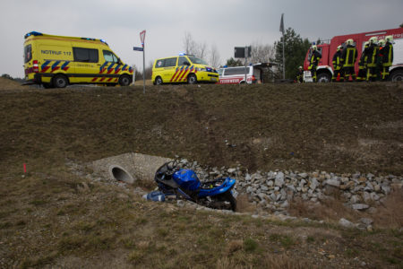 Bernsdorf: Krad stürzt Meter tief