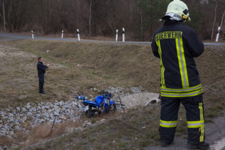 Bernsdorf: Krad stürzt Meter tief