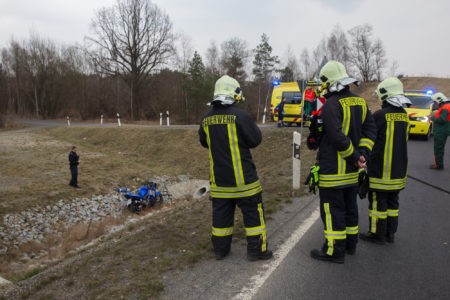 Bernsdorf: Krad stürzt Meter tief